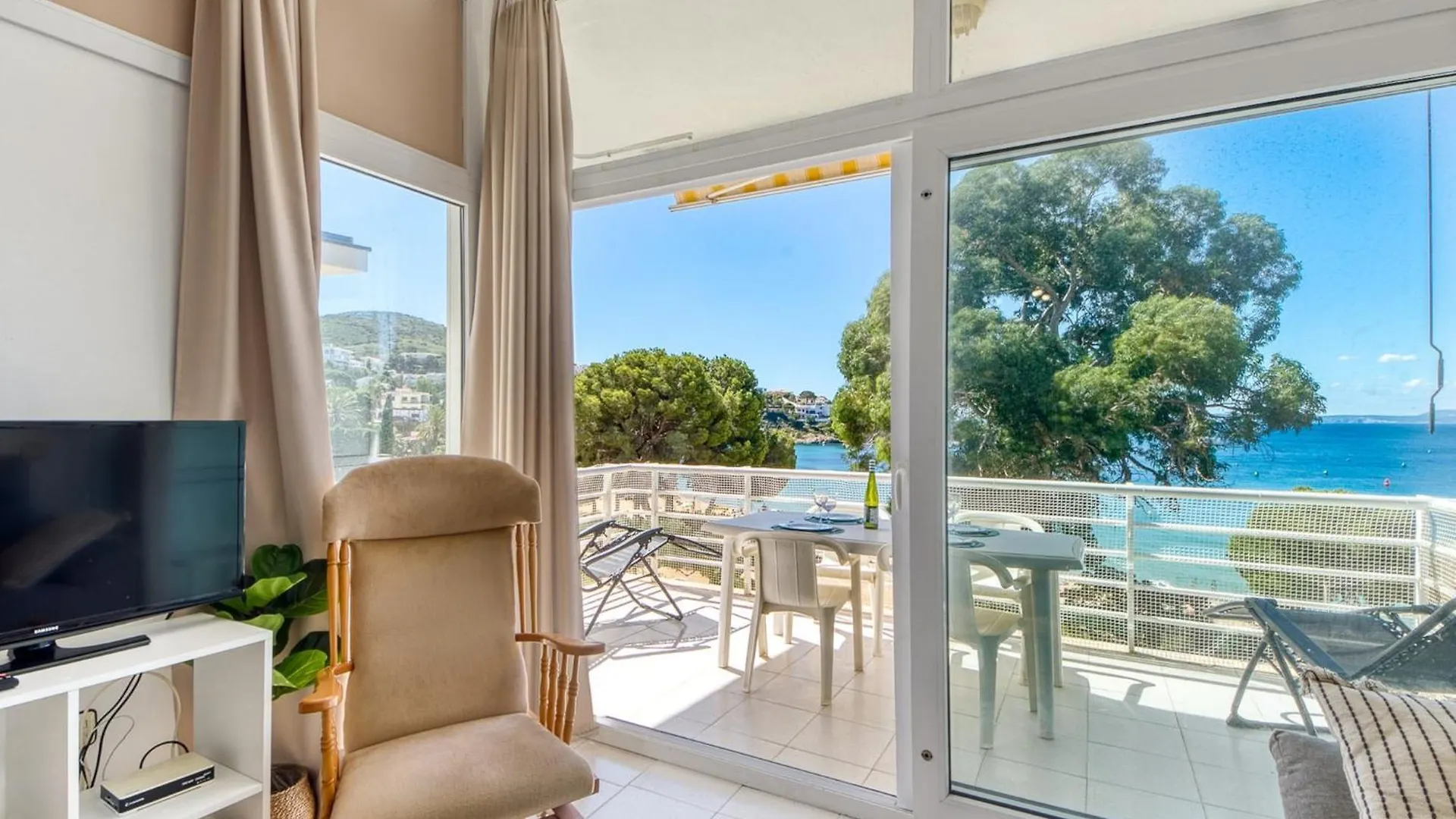 Apartment With View Montjoi