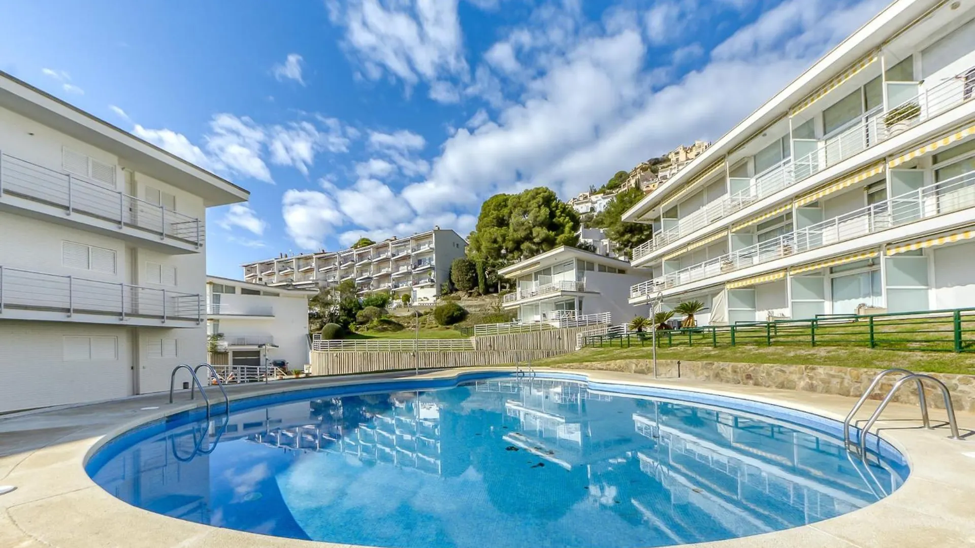 Apartment With View Montjoi