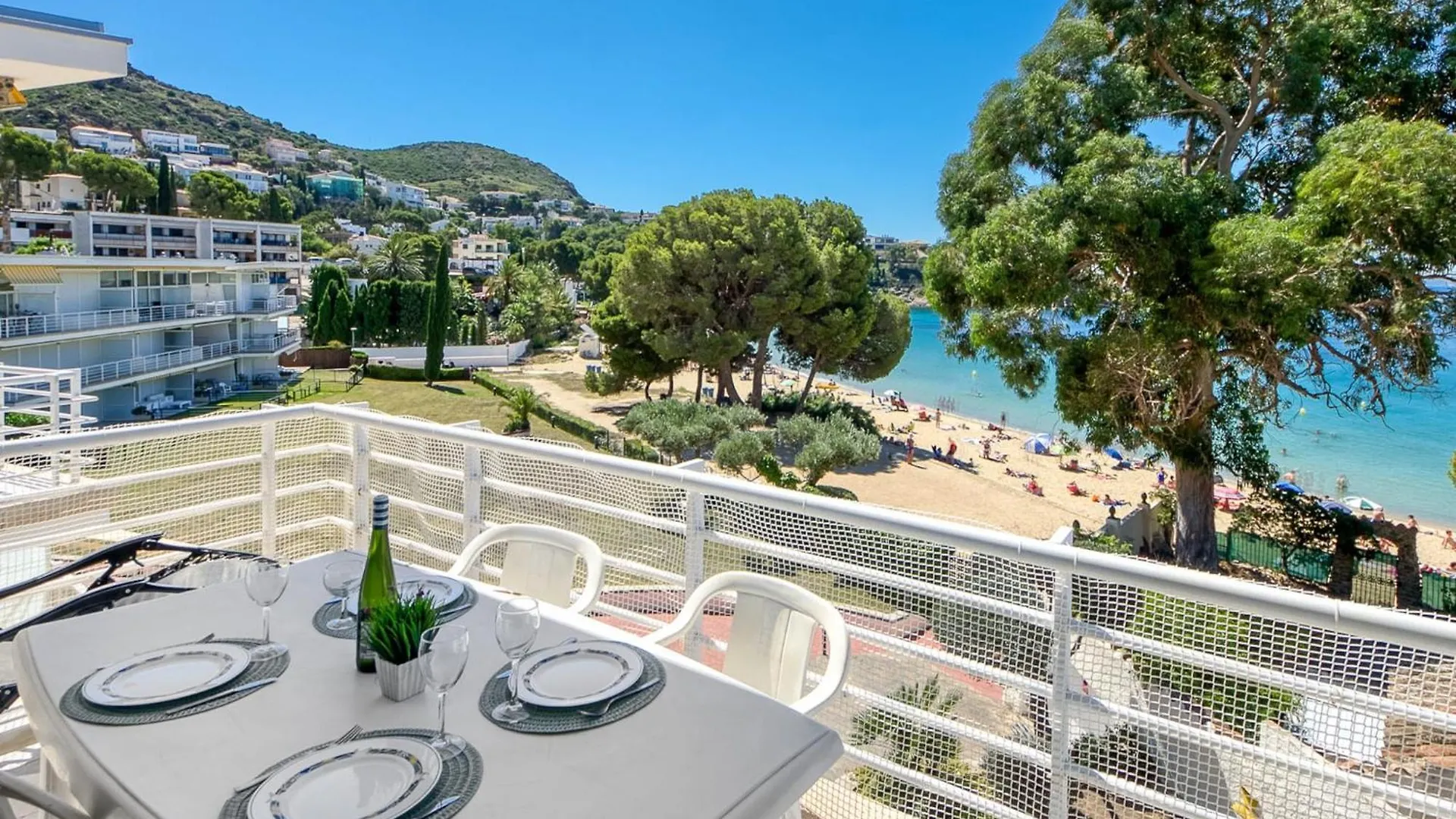 Apartment With View Montjoi 0*,