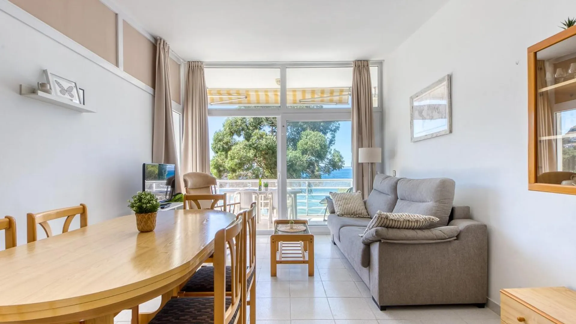 Apartment With View Montjoi إسبانيا
