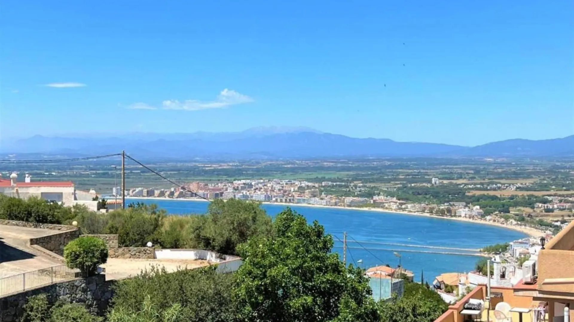 Apartment With View Montjoi